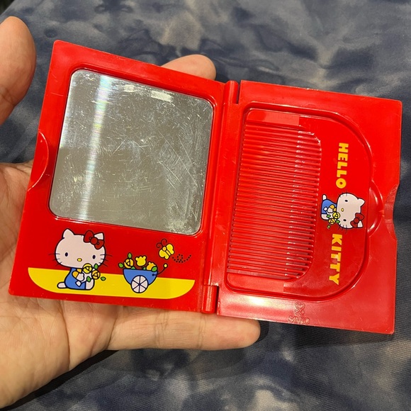 Vintage Hello Kitty Comb Mirror Compact Sanrio Japan 1976 Doll Travel Vanity Kit - Picture 4 of 9